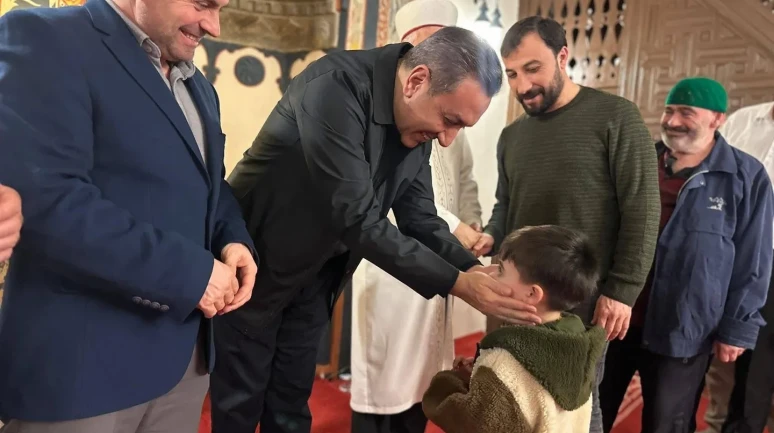 Sungurlu Belediye Başkanı Muhsin Dere kandil simidi ikram etti