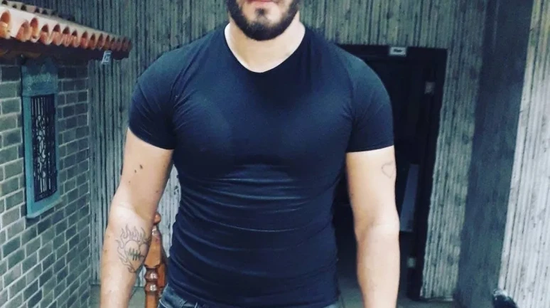 İzmir'in Foça ilçesinde motosikletin duvara çarpması sonucu 1 kişi yaşamını yitirdi