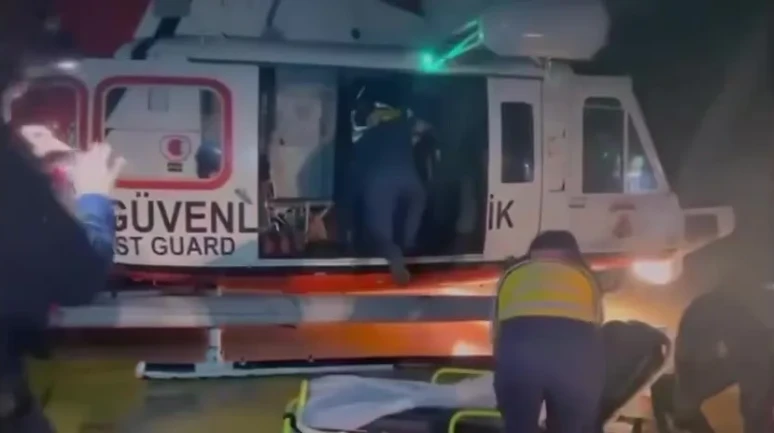 1. "Balıkesir'de zorlu hava şartlarına rağmen sahil güvenlikten hayat kurtaran operasyon" 2. "Marmara