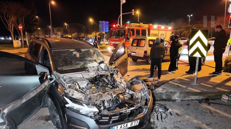 İstanbul'da kırmızı ışık ihlali nedeniyle zincirleme kazada 1'i ağır 6 yaralı