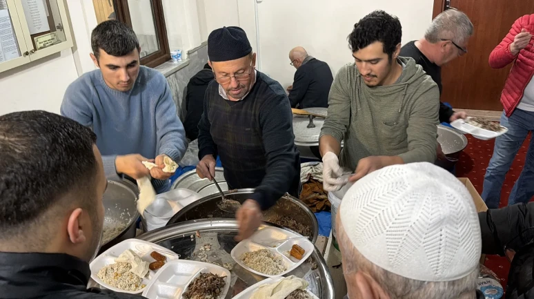 Düzce'de 117 yıllık Berat Kandili geleneği yoğun katılımla sürdürüldü