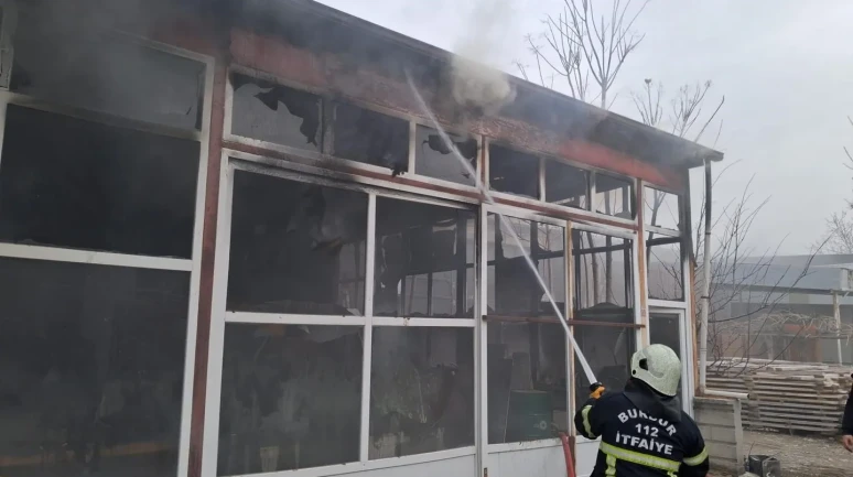 Burdur'da mobilya imalathanesinde çıkan yangın itfaiye ekipleri tarafından söndürüldü