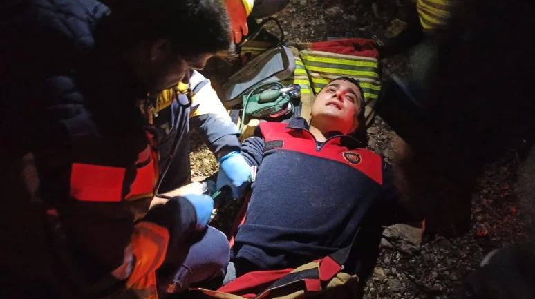 Hatay’da kepçeyle dereye uçan operatörü kurtaran 4 itfaiye personeli oksijen zehirlenmesi yaşadı