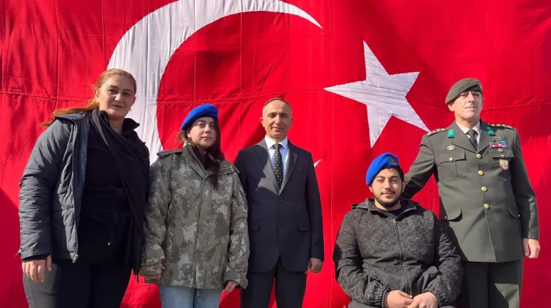 Hatay’da depremzede Beliz, emekli albay Raşit Çelik ile duygusal buluşmada bir araya geldi