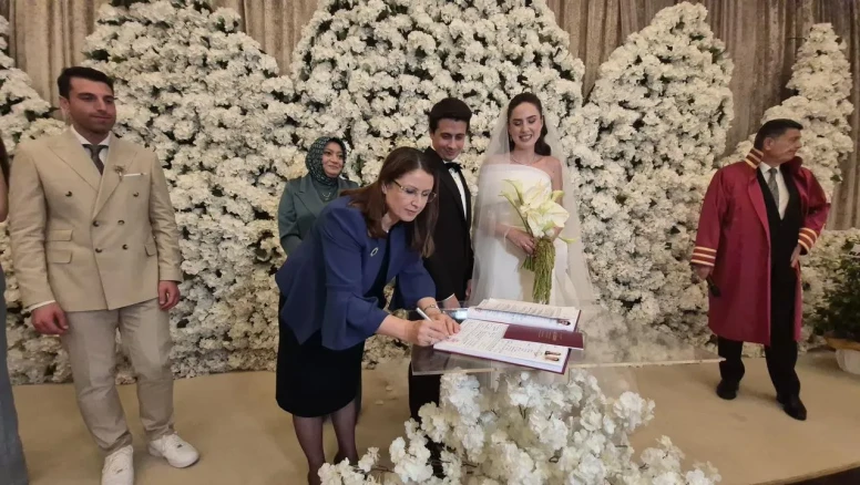 Adalet Bakanı'nın eşi Fatma Tunç Bartın'da nikah şahidi oldu