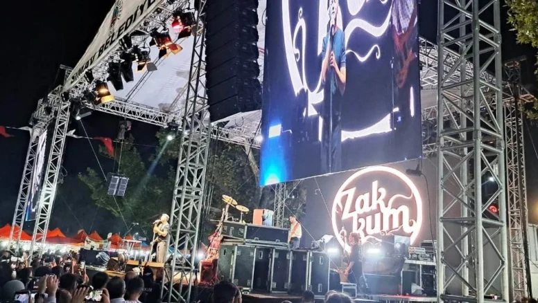 Simav’da Zakkum Grubu Panayırda Coşkulu Konser Verdi