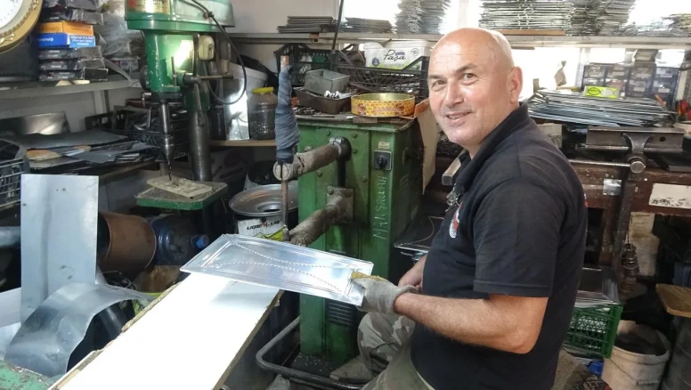 Mustafa Göktürk, Tavşanlı’da Soba Atölyesinde Kuşlarla Çalışıyor