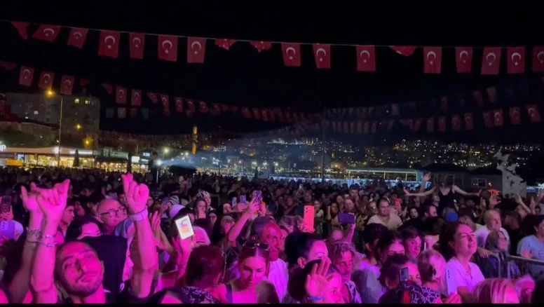 Mehmet Çevik Gemlik'te ücretsiz konserle hemşehrilerini coşturdu